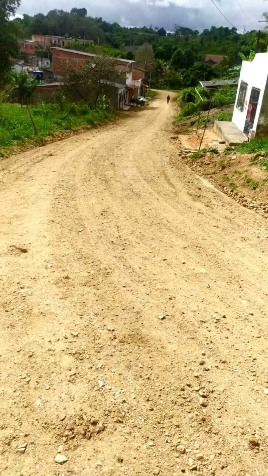 Camacã: A Prefeitura segue com recuperação de ruas e intensifica serviços de cascalhamento.

